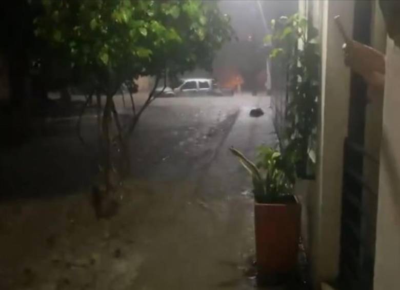 Las inundaciones y fuertes lluvias ya cobraron una vida en este municipio. Por esta razón, la comunidad solicita la ayuda del gobierno para mitigar la situación. FOTO: CAPTURA VIDEO TWITTER