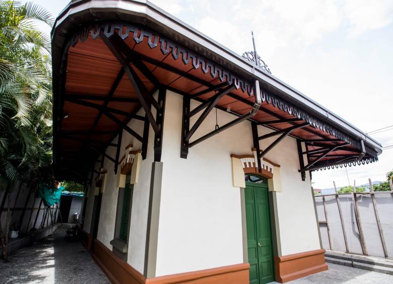 La vandalizada estación de El Bosque fue restaurada y ahora quieren que se le conozca como biblioteca Popular Betsabé Espinal. FOTO julio herrera