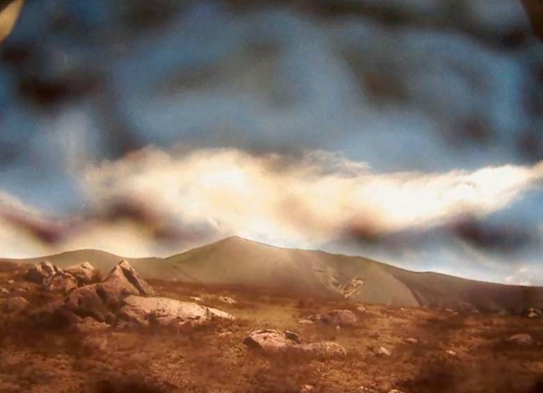 Momento exacto de la emisión de ceniza registrada este 3 de diciembre a la 1:14 p. m., y que fue captada por la cámara de monitoreo Lavas Rojas, ubicada al noroccidente del volcán y a 2,4 kilómetros del cráter. FOTO: Tomada de X @sgcol