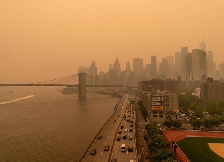 Así se ven los cielos de Nueva York (arriba), cubiertos por una capa tóxica y de color naranja que llegó desde Canadá por los incendios (abajo). FOTO AFP Y getty