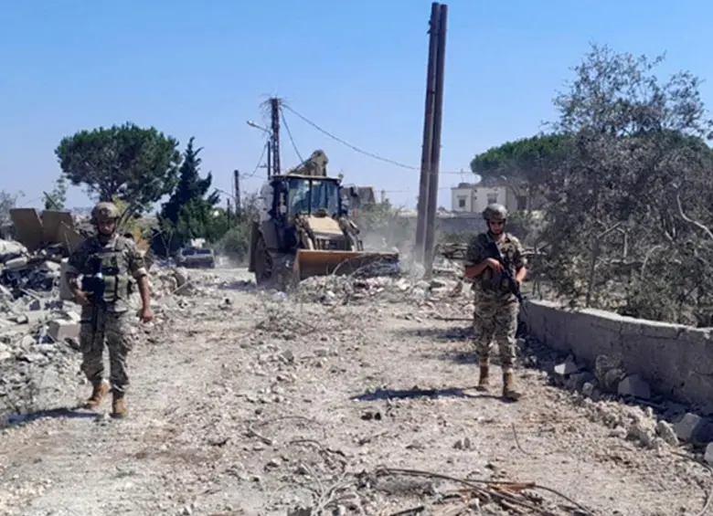 El ejército libanés anunció este 21 de julio que ha comenzado a desplegarse en una zona del sur, una de las tres “zonas piloto” delineadas en el acuerdo con Israel para desarmar a Hezbolá. El anuncio se produjo durante la visita del presidente libanés a Washington —patrocinadora del acuerdo con Israel— para reunirse con su homólogo estadounidense. Foto: AFP