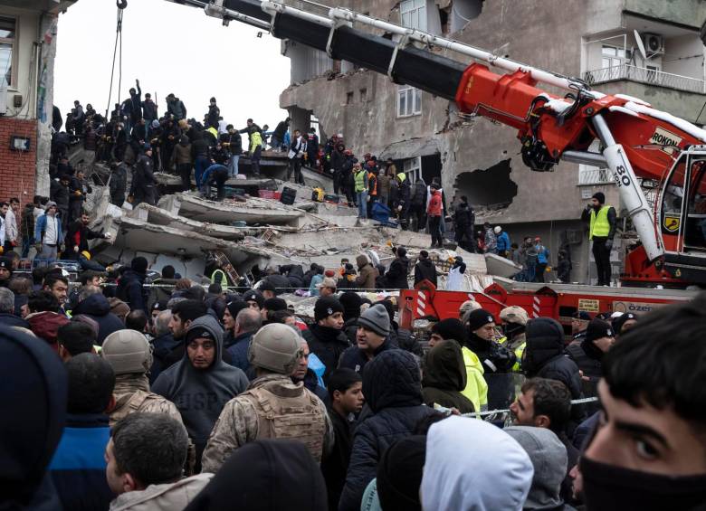 Trece Estados miembros de la Unión Europea (UE) ofrecieron este lunes equipos de búsqueda y rescate para ayudar en las tareas que se llevan a cabo en Turquía tras el terremoto que esta madrugada. FOTO: EFE 