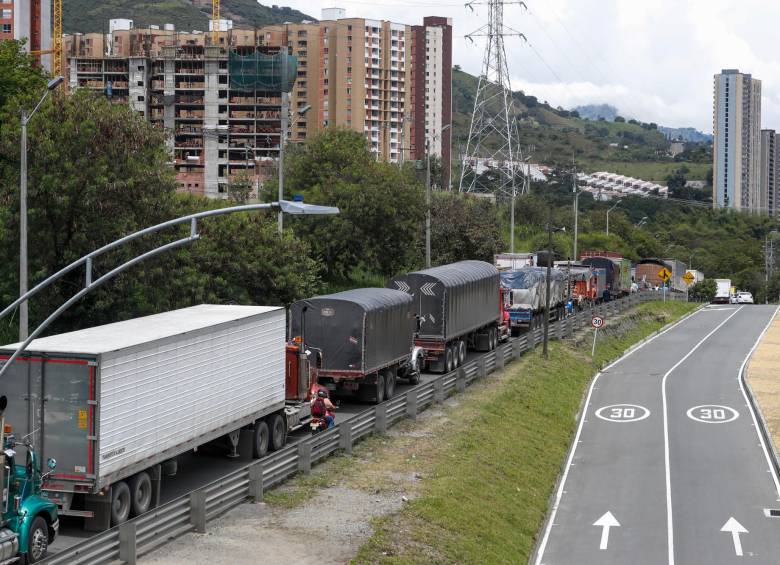 Kilométrica es la cola de vehículos atrapados que ya completan más de 12 horas inmovilizados. Foto : Manuel Saldarriaga 