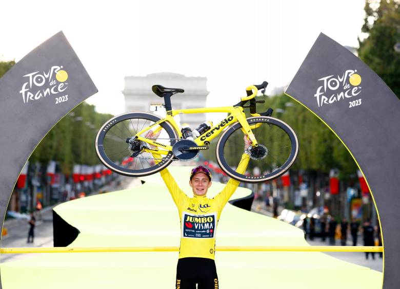 festejando su segundo título del Tour de Francia, y alzando su bicicleta, sobre la cual dicta cátedra en el ciclismo internacional, como uno de los mejores pedalistas de la actualidad. FOTO getty