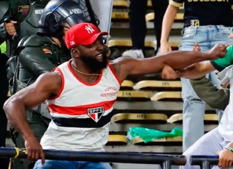 Allan Aquino de Souza, el hincha brasileño por que habrían comenzando los desmanes en el Atanasio este martes tras el juego Nacional-Sao Paulo. FOTO X-@ManuelVillaMe