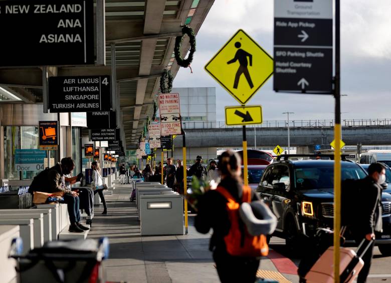 El avance de casos relacionados con la variante ómicron del covid-19 ha desencadenado en la cancelación de numerosos vuelos en varios aeropuertos del mundo. Foto: EFE.
