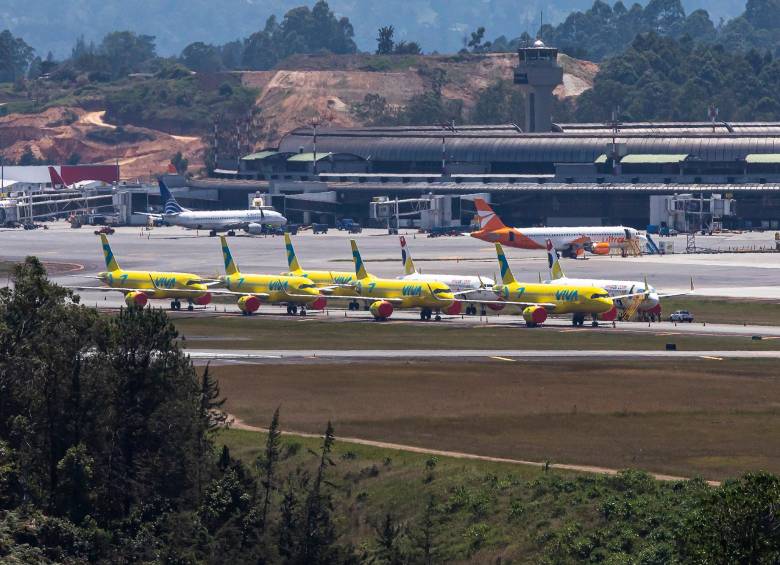 Los aviones de Viva se encuentran parados en el aeropuerto José María Córdova, de Rionegro, a la espera de novedades sobre el futuro de la aerolínea. FOTO CARLOS VELÁSQUEZ