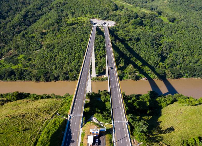 Puente sobre el río Cauca, de la autopista Pacífico 2 que comunica a Bolombolo con La Pintada. FOTO: ARCHIVO EL COLOMBIANO