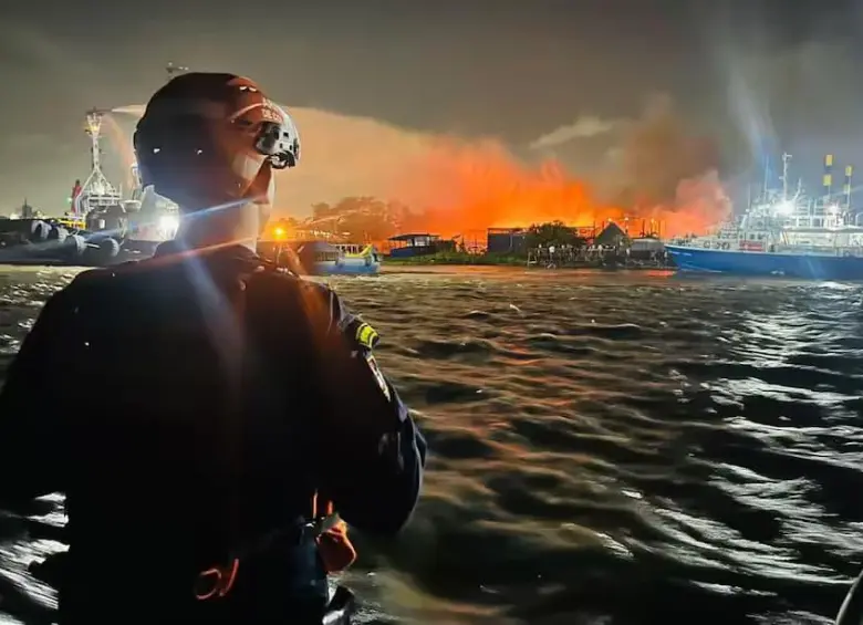 Las llamas consumieron gran parte de los restaurantes El Proveedor y El Carmen en el barrio Las Flores, en Barranquilla. Bomberos trabajaron durante más de tres horas para controlar el incendio. FOTO: Alcaldía de Barranquilla. 