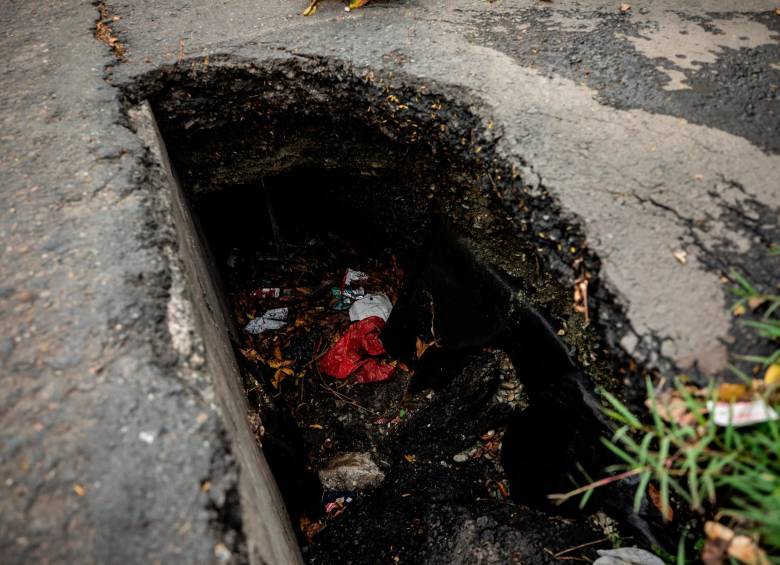 El Área Metropolitana dice que aún no se sabe con certeza cuál es la causa del hueco. FOTO: CAMILO SUÁREZ ECHEVERRY