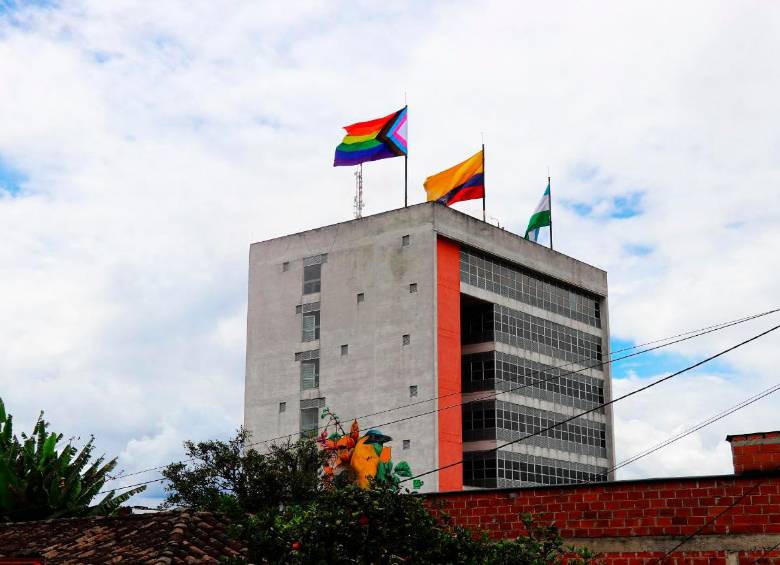Como una señal de respeto por las diferencias, en el edificio administrativo de La Estrella ondea la bandera de la diversidad. FOTO CORTESÍA
