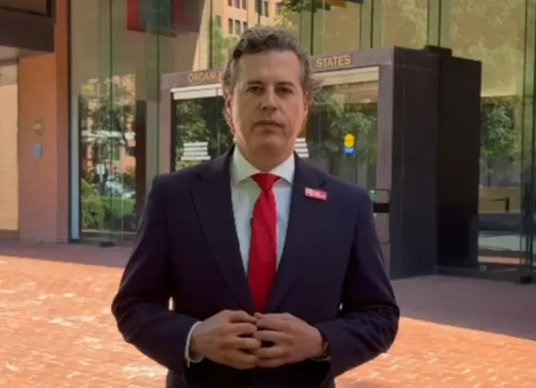 Juan Manuel Galán a las afueras de la Organización de Estados Americanos (OEA) en Washington, EE. UU. Foto: Captura de video.