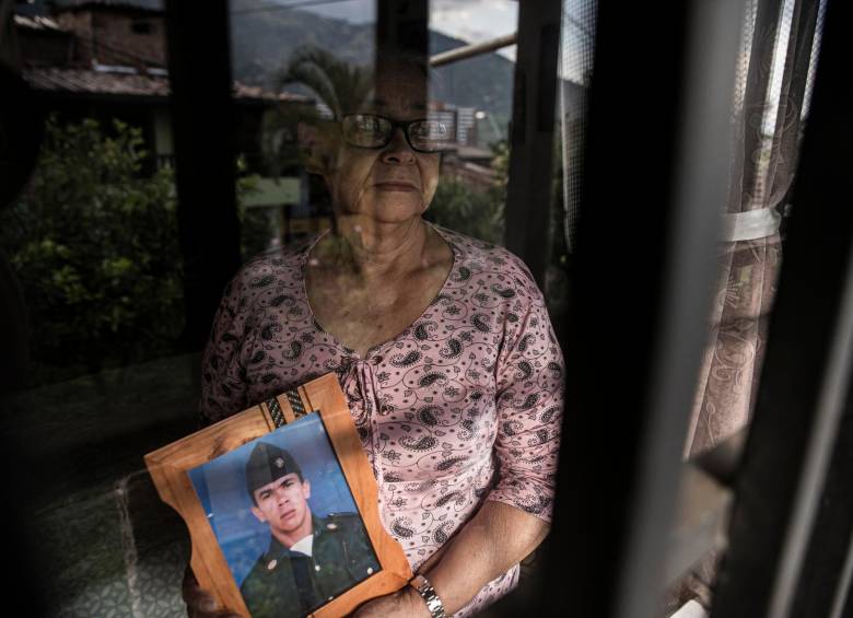 Gilma Rosa Vásquez, de 73 años, sepultó a su hijo, Carlos Javier Vásquez, el 25 de agosto. Lo buscó durante diez años y esperó cinco más para recibir sus restos. FOTOS carlos velásquez
