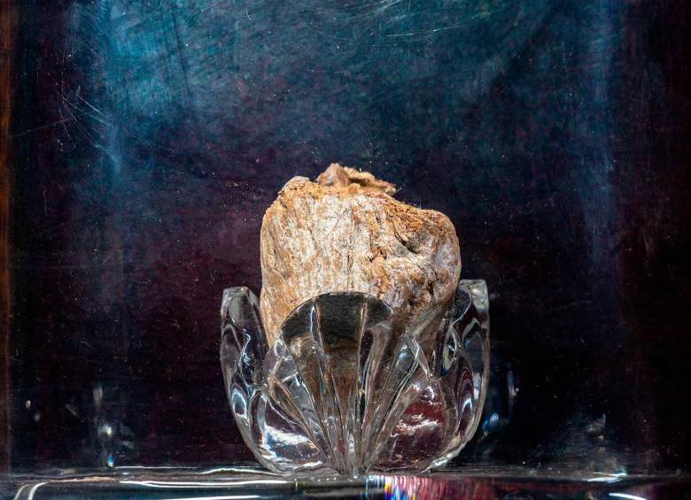 Urna con el corazón embalsamado de Marco Antonio Ochoa. Foto: Cortesía Museo Universitario.Vista de la plazoleta central de la UdeA en 1977. Foto: Cortesía Museo Universitario.