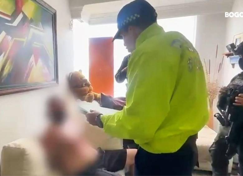 Así fue la captura del señalado agresor, quien habría torturado a su pareja en el sur de Bogotá. FOTO: captura de video
