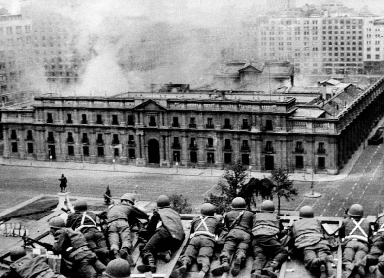 Tropas del Ejército en la azotea del Palacio de La Moneda en Santiago el 11 de septiembre de 1973, durante el golpe militar liderado por el general Augusto Pinochet para derrocar al presidente Salvador Allende. FOTO AFP