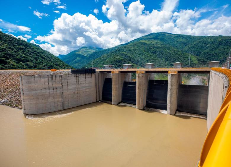Desde su puesta en funcionamiento en 2018, el vertedero es la única salida que tiene el agua en el proyecto de Hidroituango. FOTO: CAMILO SUÁREZ ECHEVERRY