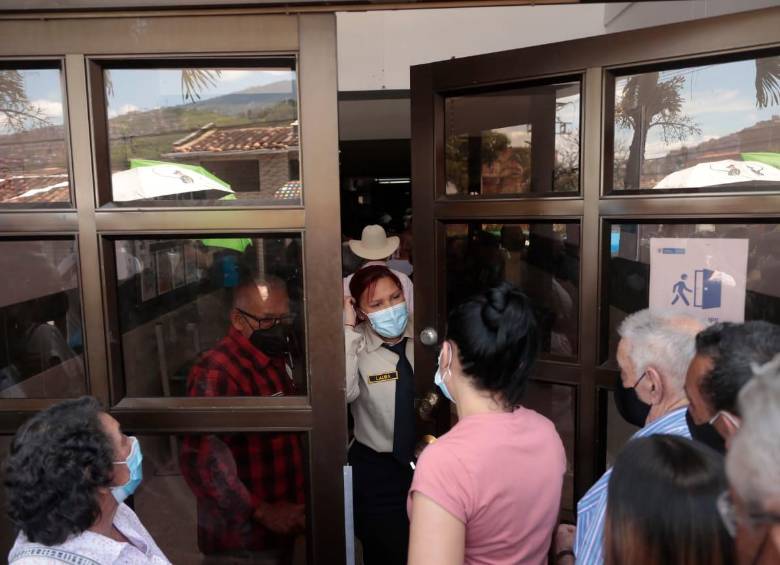 Reportan aglomeraciones por vacunas covid en San Javier