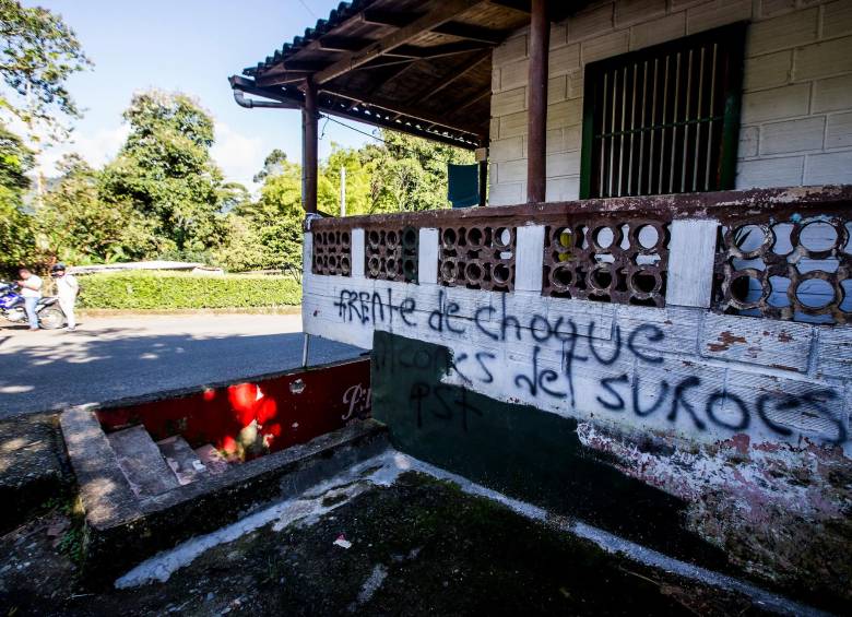 Este es uno de los grafitis pintados en una fachada, en la entrada a la vereda San Bartolo, del municipio de Andes. FOTO: JULIO CÉSAR HERRERA.