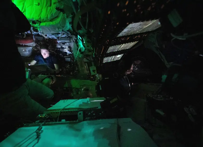 A la izquierda está Koch y a la derecha Jeremy Hansen. FOTO: NASA