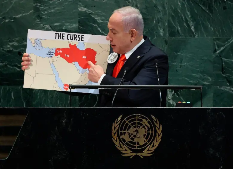 El primer ministro israelí, Benjamin Netanyahu, mostró “la maldición del eje terrorista de Irán”, con los países de Irán, Irak, Siria y Líbano en rojo. FOTO: Getty