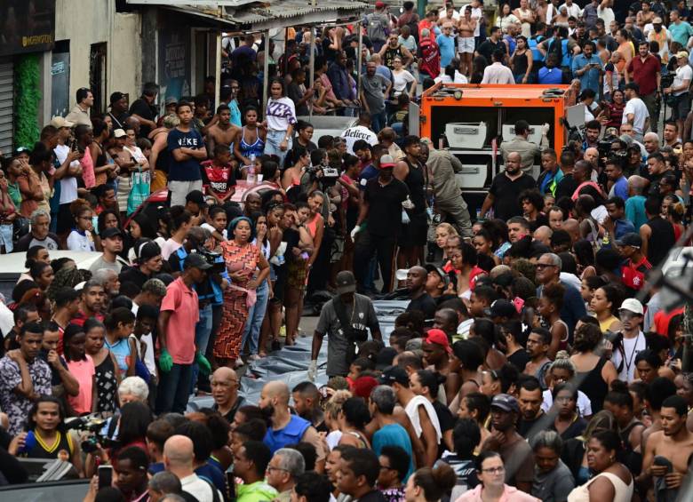 Filas de cuerpos fueron halladas en las favelas de Penha y Alemão tras la redada policial más letal en la historia de Brasil. Vecinos denunciaron posibles ejecuciones y abandono de víctimas en las calles. FOTO: AFP.