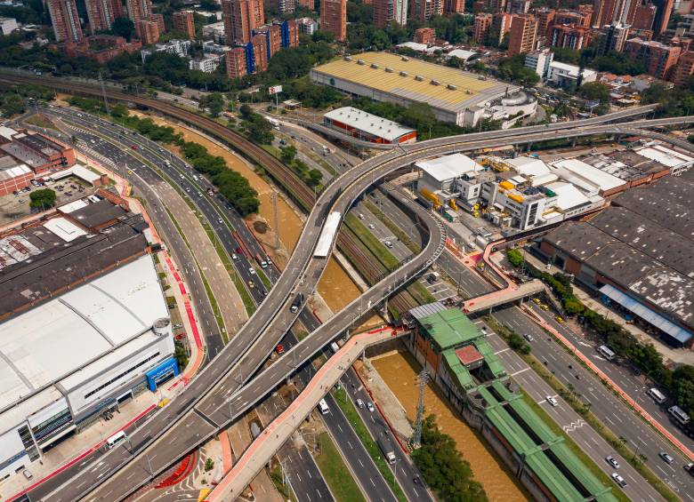 El vandalismo dejó sin iluminación al intercambio vial La Ayurá desde la noche del lunes y desde Enviaseo trabajan para reparar su iluminación lo más pronto posible. FOTO: MANUEL SALDARRIAGA