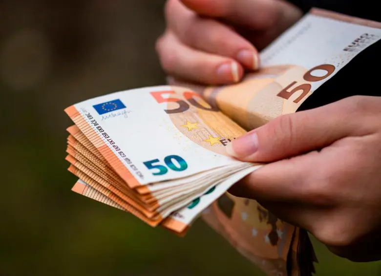 En seis meses, el euro pasó de máximos cercanos a $4.850 a niveles alrededor de $4.390, reflejando el fortalecimiento del peso colombiano y un mejor escenario para viajes e inversiones en Europa. FOTO: GETTY