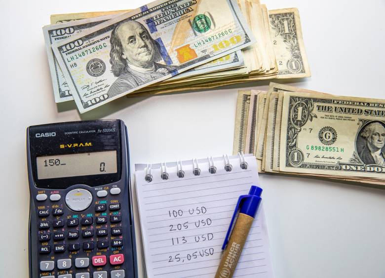 El dólar tocó un precio mínimo de $4.098, y un máximo de $4.144. FOTO CARLOS VELÁSQUEZ 