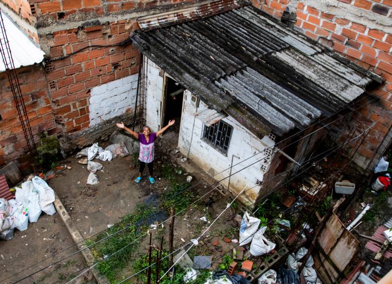Esta es la casa de Doña Erminia, ubicada en el barrio Belén Aguas Frías, en Medellín. La vivienda se estaba cayendo, tenía huecos en el techo y era un peligro habitarla cuando llovía o temblaba. FOTO Julio herrera