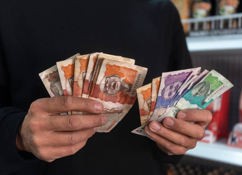 El salario mínimo es la base de referencia para más de 70 tarifas, servicios y costos en la economía colombiana, lo que amplifica el efecto de cualquier incremento. FOTO: Getty