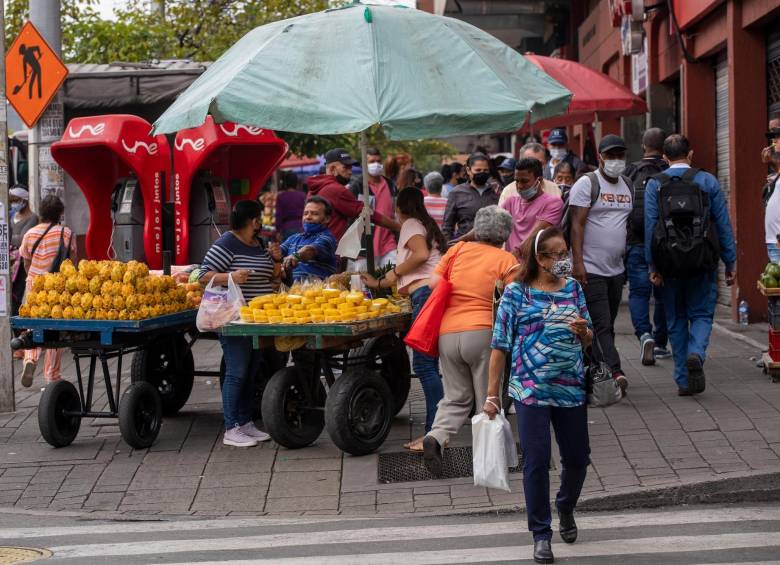 El comercio informal se apodera de las esquinas y andenes del Centro. FOTO: EDWIN BUSTAMANTE