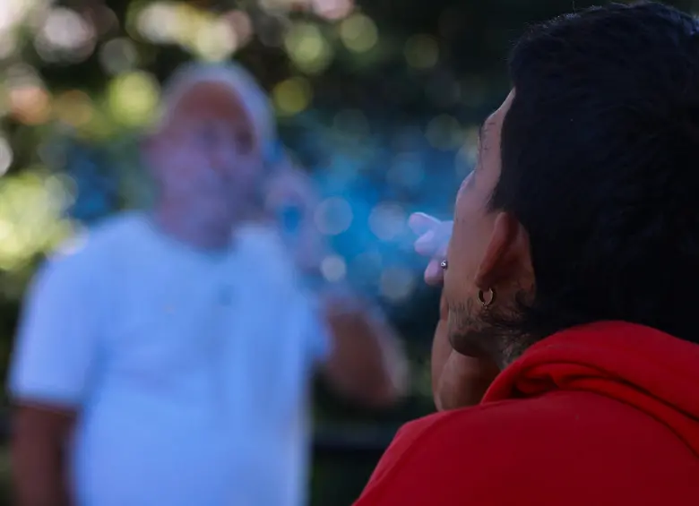 En Medellín el consumo de alcohol está en un 77%. Le sigue el de tabaco, cannabis y crece el vapeador (8.9%). Con campañas en colegios, escuchaderos y operativos, quieren revertir estas cifras. Foto: Manuel Saldarriaga.