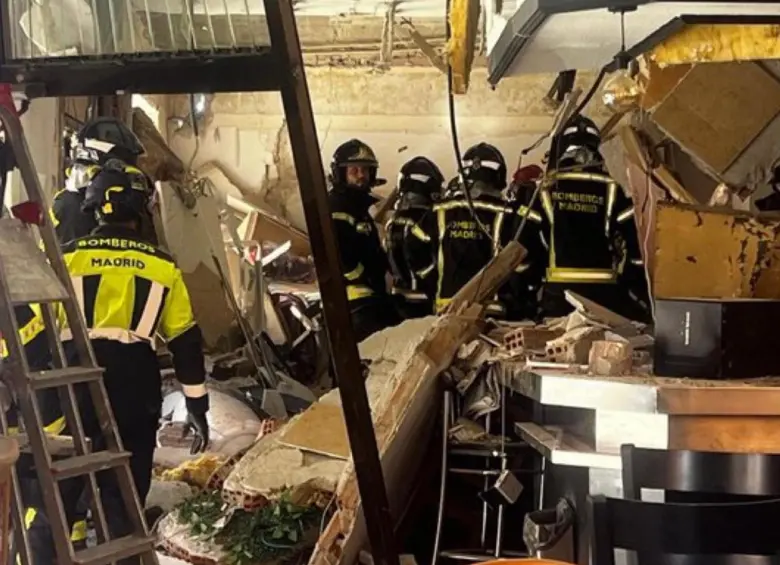 Según los bomberos, tres de los heridos están graves y dos “potencialmente graves”. Todavía se desconoce la causa exacta de la explosión, pero podría ser por fuga de gas. FOTO: Redes sociales @EmergenciasMadrid