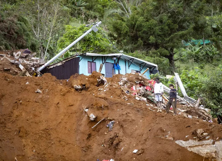 Descripción: Cientos de personas buscan a sus familiares y vecinos en la zona del desastre que deja al menos 23 personas muertas y daños en los barrios aledaños y familias damnificadas. Lugar: El Pinar, Altos de Oriente y Vereda Granizal de Bello. Fecha de evento: 24/06/2025. Foto: Esneyder Gutiérrez Cardona.