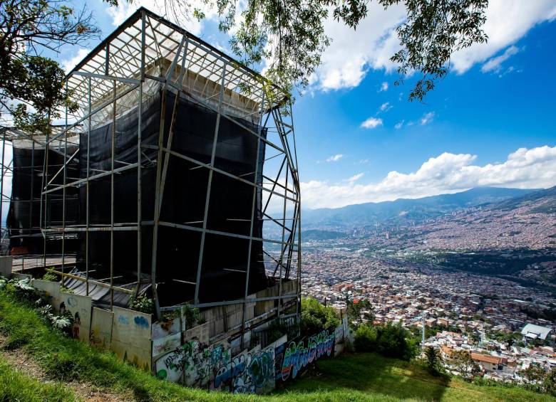 La Biblioteca España, ubicada en el barrio Santo Domingo Savio, es una de las obras inconclusas más costosas de Antioquia. Contraloría asegura que estaría funcionando para 2021. Foto: Edwin Bustamante Restrepo