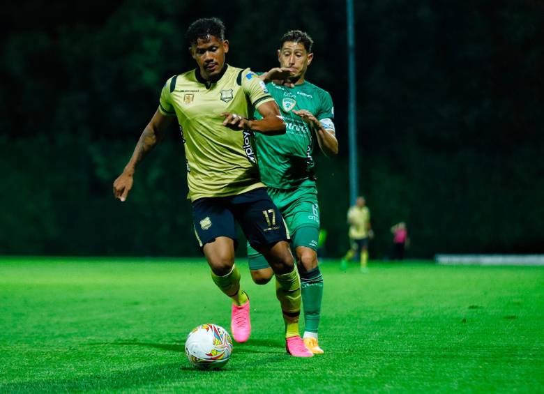 El defensor Jeisson Quiñones ante Equidad. FOTO colprensa