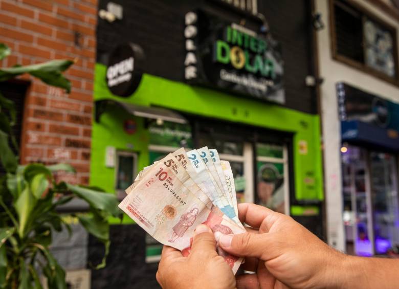 Este comportamiento del dólar ha llevado al peso colombiano a ser la moneda que menos se aprecia dentro de las emergentes en lo corrido de la semana, perdiendo 5,33%. Foto: Carlos Velásquez
