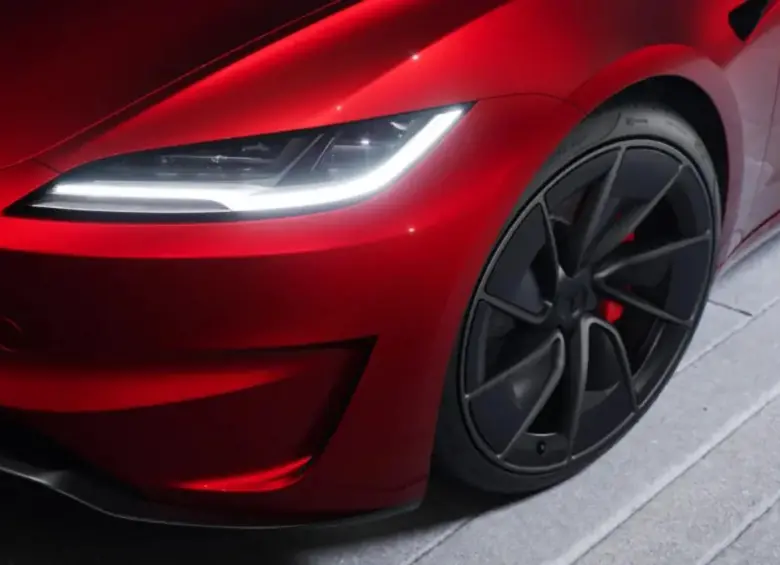 La compañía busca mitigar el riesgo de accidentes mediante una actualización “over the air” (remota). FOTO: Tesla