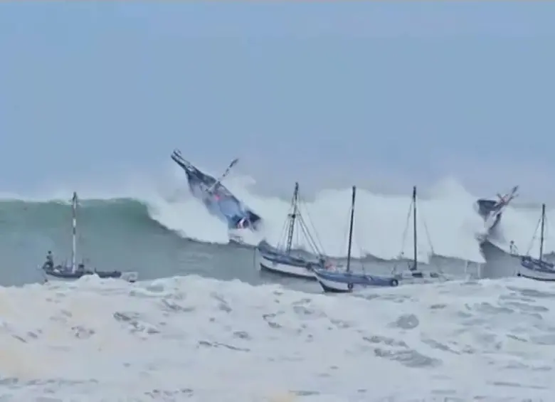 En Ecuador, Perú y Chile se han presentado olas de hasta cuatro metros que han dejado víctimas mortales y centenares de puertos cerrados. FOTO: Captura de video redes sociales