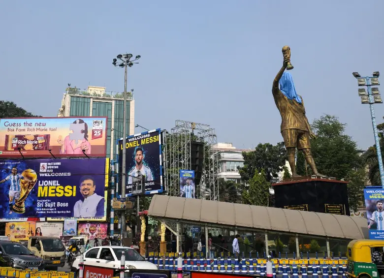 Así lucen las calles de India previo a la visita de Lionel Messi. FOTO: AFP
