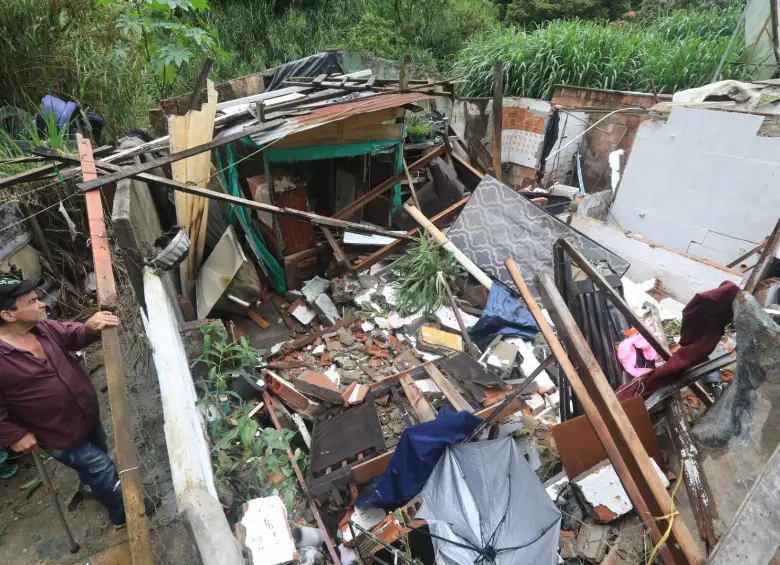 Así quedó destruida la vivienda donde cayó la piedra. FOTO: ESNEYDER GUTIÉRREZ