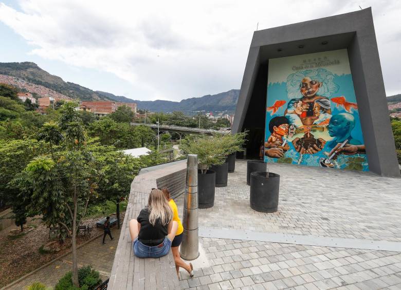 El Museo Casa de la Memoria cumplió 10 años paliando problemas presupuestales. Desde 2020 lo dirige Jairo Herrán (foto detalle), expersonero y excandidato de Colombia Humana a la alcaldía. FOTO MANUEL SALDARRIAGA