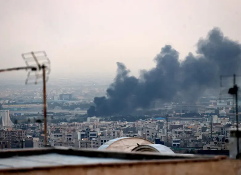 Los ataques cruzados causaron 24 muertos en Israel y al menos 224 en Irán, en cuya capital se formó el lunes un gigantesco atasco por la huida de sus habitantes. FOTO: AFP