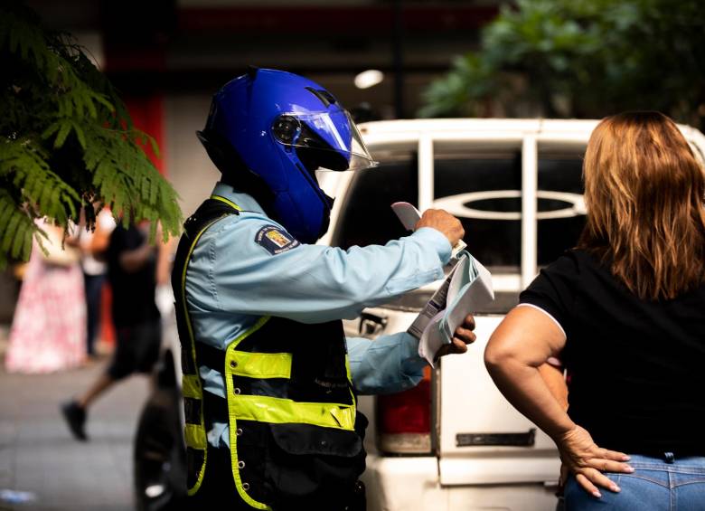Ante la situación, algunos agentes han decidido usar cámaras corporales para tener evidencia de los procedimientos que realizan en la calle. FOTO carlos velásquez