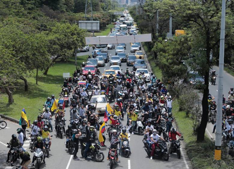 Los motociclistas también se suman a participar en las marchas. Esta es la Autopista Sur con calle 10. Foto: Carlos Velásquez