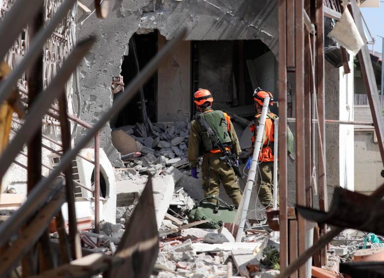 Las fuerzas de seguridad israelíes están en el lugar donde un cohete disparado desde la Franja de Gaza alcanzó una casa en la ciudad de Ashdod. FOTO EFE
