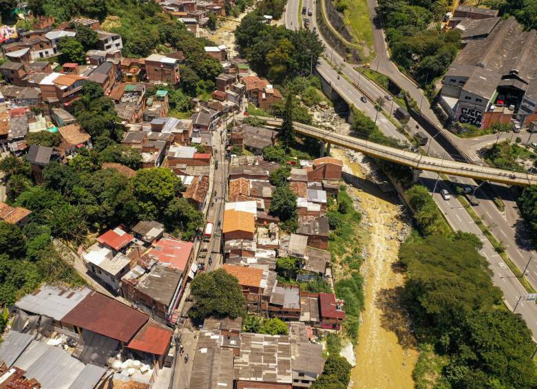 El barrio El Pesebre, en el noroccidente de Medellín, es una de las zonas que está en alerta por cuenta de las emergencias invernales, debido a su cercanía con la quebrada La Iguaná. FOTO: MANUEL SALDARRIAGA