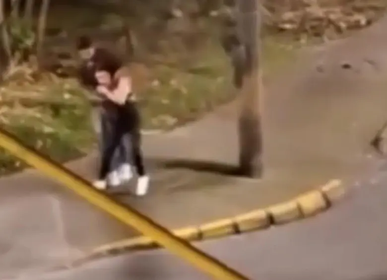 Momento en el que el agresor toma por la espalda a la víctima al parecer intentando ahorcarla. FOTO: Cortesía Denuncias Antioquia.