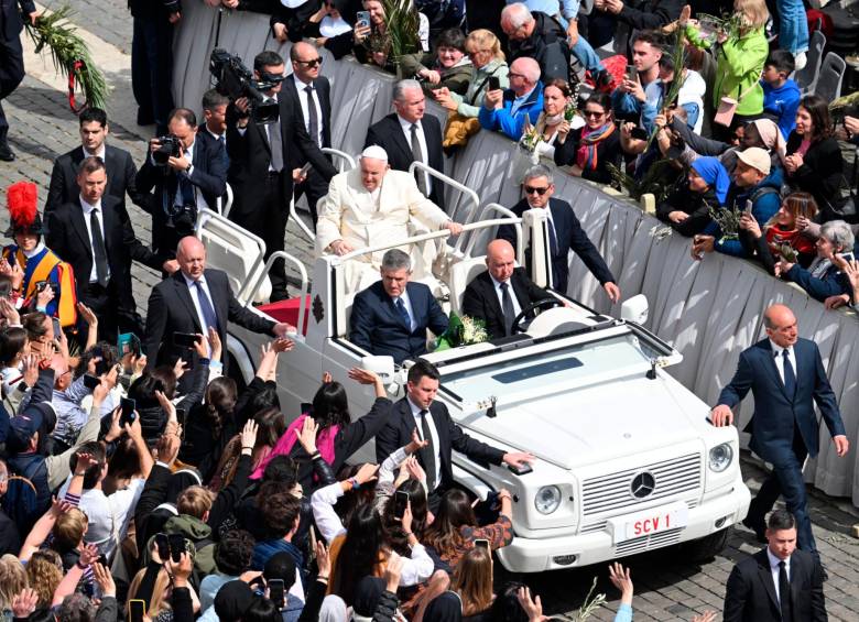 El papa recorrió la plaza de San Pedro en un vehículo descapotado para poder saludar a los cerca de 66.000 fieles que llegaron a escuchar la misa del Domingo de ramos. FOTO: EFE